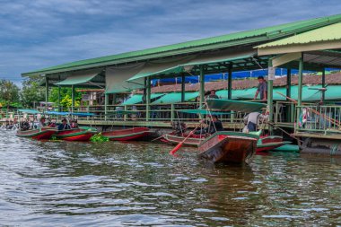 Bangkok, Tayland - 25 Ekim 2025: Bangkok banliyölerindeki Khlong Maha Sawat Kanalı
