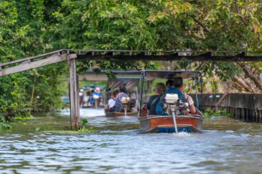 Bangkok, Tayland - 25 Ekim 2025: Bangkok banliyölerindeki Khlong Maha Sawat Kanalı