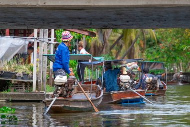 Bangkok, Tayland - 25 Ekim 2025: Bangkok banliyölerindeki Khlong Maha Sawat Kanalı