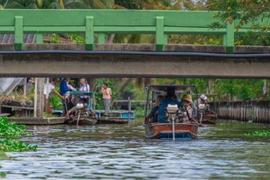 Bangkok, Tayland - 25 Ekim 2025: Bangkok banliyölerindeki Khlong Maha Sawat Kanalı