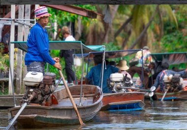 Bangkok, Tayland - 25 Ekim 2025: Bangkok banliyölerindeki Khlong Maha Sawat Kanalı