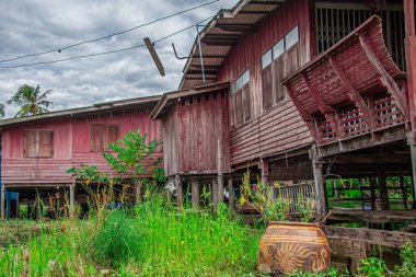 Bangkok, Tayland - 24 Ekim 2025: Bangkok, Tayland yakınlarındaki Damnoen Saduak Pazarı