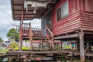 Bangkok, Tayland - 24 Ekim 2025: Bangkok, Tayland yakınlarındaki Damnoen Saduak Pazarı