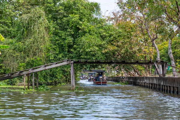 Bangkok, Tayland - 25 Ekim 2025: Bangkok banliyölerindeki Khlong Maha Sawat Kanalı