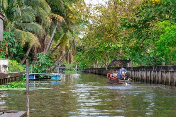 Bangkok, Tayland - 25 Ekim 2025: Bangkok banliyölerindeki Khlong Maha Sawat Kanalı