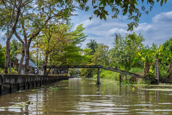 Bangkok, Tayland - 25 Ekim 2025: Bangkok banliyölerindeki Khlong Maha Sawat Kanalı
