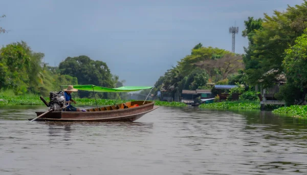 Bangkok, Tayland - 25 Ekim 2025: Bangkok banliyölerindeki Khlong Maha Sawat Kanalı