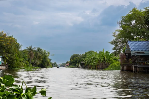 Bangkok, Tayland - 25 Ekim 2025: Bangkok banliyölerindeki Khlong Maha Sawat Kanalı