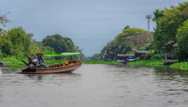 Bangkok, Tayland - 25 Ekim 2025: Bangkok banliyölerindeki Khlong Maha Sawat Kanalı