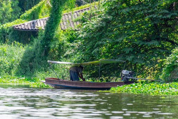 Bangkok, Tayland - 25 Ekim 2025: Bangkok banliyölerindeki Khlong Maha Sawat Kanalı