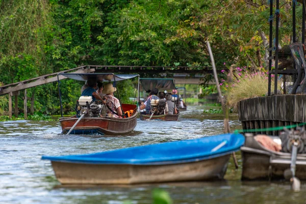 Bangkok, Tayland - 25 Ekim 2025: Bangkok banliyölerindeki Khlong Maha Sawat Kanalı