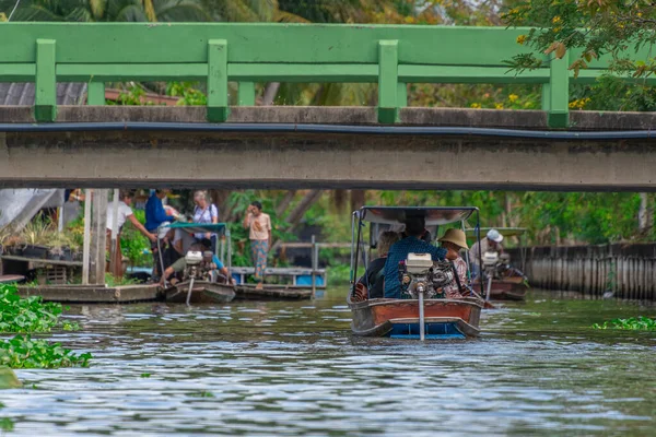 Bangkok, Tayland - 25 Ekim 2025: Bangkok banliyölerindeki Khlong Maha Sawat Kanalı