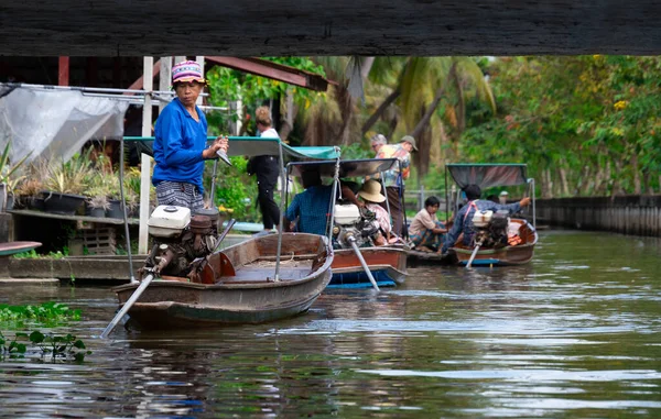 Bangkok, Tayland - 25 Ekim 2025: Bangkok banliyölerindeki Khlong Maha Sawat Kanalı