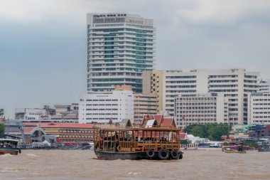 Bangkok, Tayland - 20 Ekim 2025: Bangkok, Tayland 'ın göbeğindeki Chao Phraya Nehri üzerinde seyahat