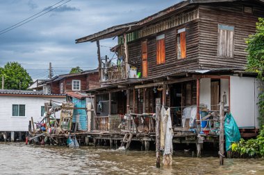 Bangkok, Tayland - 20 Ekim 2025: Bangkok, Tayland 'ın göbeğindeki Chao Phraya Nehri üzerinde seyahat