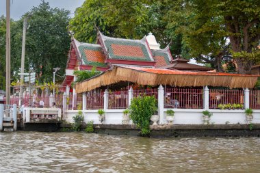 Bangkok, Tayland - 20 Ekim 2025: Bangkok, Tayland 'ın göbeğindeki Chao Phraya Nehri üzerinde seyahat