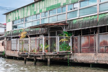 Bangkok, Tayland - 20 Ekim 2025: Bangkok, Tayland 'ın göbeğindeki Chao Phraya Nehri üzerinde seyahat