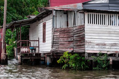 Bangkok, Tayland - 20 Ekim 2025: Bangkok, Tayland 'ın göbeğindeki Chao Phraya Nehri üzerinde seyahat