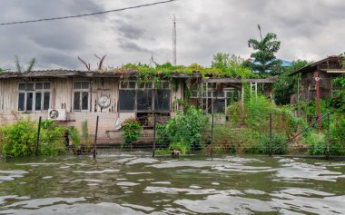 Bangkok, Tayland - 20 Ekim 2025: Bangkok, Tayland 'ın göbeğindeki Chao Phraya Nehri üzerinde seyahat