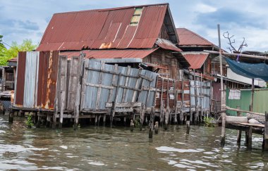Bangkok, Tayland - 20 Ekim 2025: Bangkok, Tayland 'ın göbeğindeki Chao Phraya Nehri üzerinde seyahat