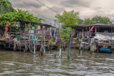 Bangkok, Tayland - 20 Ekim 2025: Bangkok, Tayland 'ın göbeğindeki Chao Phraya Nehri üzerinde seyahat
