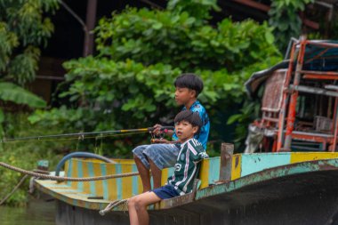 Bangkok, Tayland - 20 Ekim 2025: Bangkok, Tayland 'ın göbeğindeki Chao Phraya Nehri üzerinde seyahat