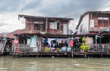Bangkok, Tayland - 20 Ekim 2025: Bangkok, Tayland 'ın göbeğindeki Chao Phraya Nehri üzerinde seyahat