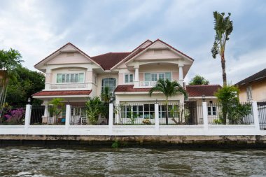 Bangkok, Tayland - 20 Ekim 2025: Bangkok, Tayland 'ın göbeğindeki Chao Phraya Nehri üzerinde seyahat