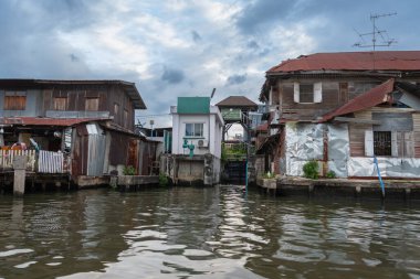 Bangkok, Tayland - 20 Ekim 2025: Bangkok, Tayland 'ın göbeğindeki Chao Phraya Nehri üzerinde seyahat