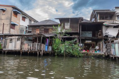 Bangkok, Tayland - 20 Ekim 2025: Bangkok, Tayland 'ın göbeğindeki Chao Phraya Nehri üzerinde seyahat