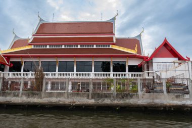 Bangkok, Tayland - 20 Ekim 2025: Bangkok, Tayland 'ın göbeğindeki Chao Phraya Nehri üzerinde seyahat