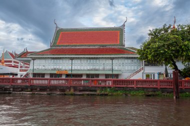 Bangkok, Tayland - 20 Ekim 2025: Bangkok, Tayland 'ın göbeğindeki Chao Phraya Nehri üzerinde seyahat