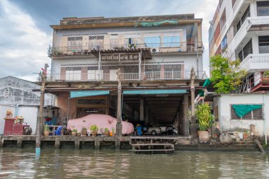 Tayland, Bangkok 'taki Chao Phraya Nehri' nde gemi gezisi.
