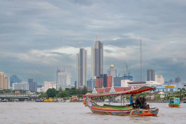 Tayland, Bangkok 'taki Chao Phraya Nehri' nde gemi gezisi.