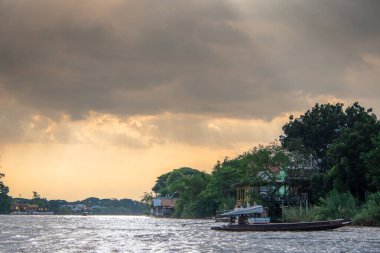 Kanchanaburi, Tayland - 29 Ekim 2025: Kanchanaburi, Tayland