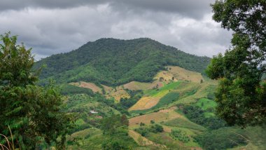 Kuzey Tayland 'daki Laos sınırı yakınlarındaki dağ köyünün manzarası