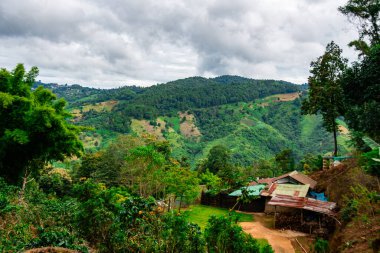 Kuzey Tayland 'daki Laos sınırı yakınlarındaki dağ köyünün manzarası