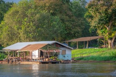 Tayland 'daki ünlü Kwai Nehri boyunca doğa ve mimari