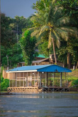 Tayland 'daki ünlü Kwai Nehri boyunca doğa ve mimari