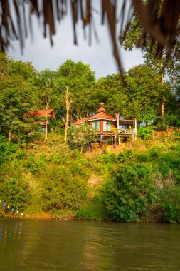 Tayland 'daki ünlü Kwai Nehri boyunca doğa ve mimari