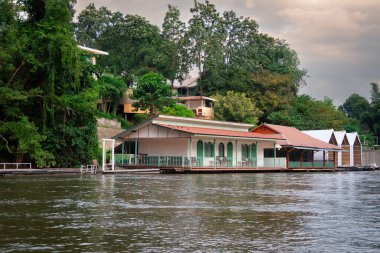 Tayland 'daki ünlü Kwai Nehri boyunca doğa ve mimari