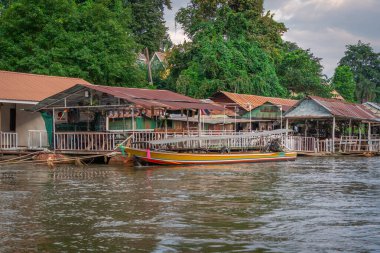 Tayland 'daki ünlü Kwai Nehri boyunca doğa ve mimari