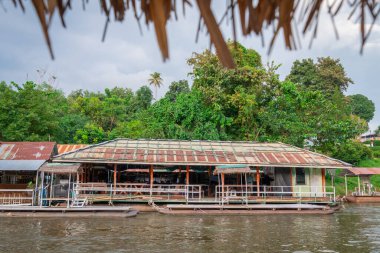 Tayland 'daki ünlü Kwai Nehri boyunca doğa ve mimari