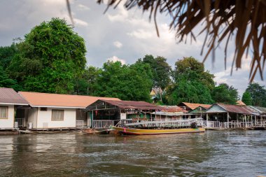 Tayland 'daki ünlü Kwai Nehri boyunca doğa ve mimari