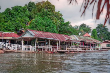 Tayland 'daki ünlü Kwai Nehri boyunca doğa ve mimari