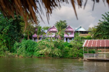 Tayland 'daki ünlü Kwai Nehri boyunca doğa ve mimari