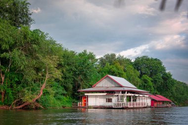 Tayland 'daki ünlü Kwai Nehri boyunca doğa ve mimari