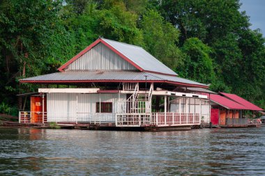 Tayland 'daki ünlü Kwai Nehri boyunca doğa ve mimari