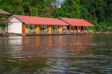 Tayland 'daki ünlü Kwai Nehri boyunca doğa ve mimari