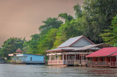 Tayland 'daki ünlü Kwai Nehri boyunca doğa ve mimari